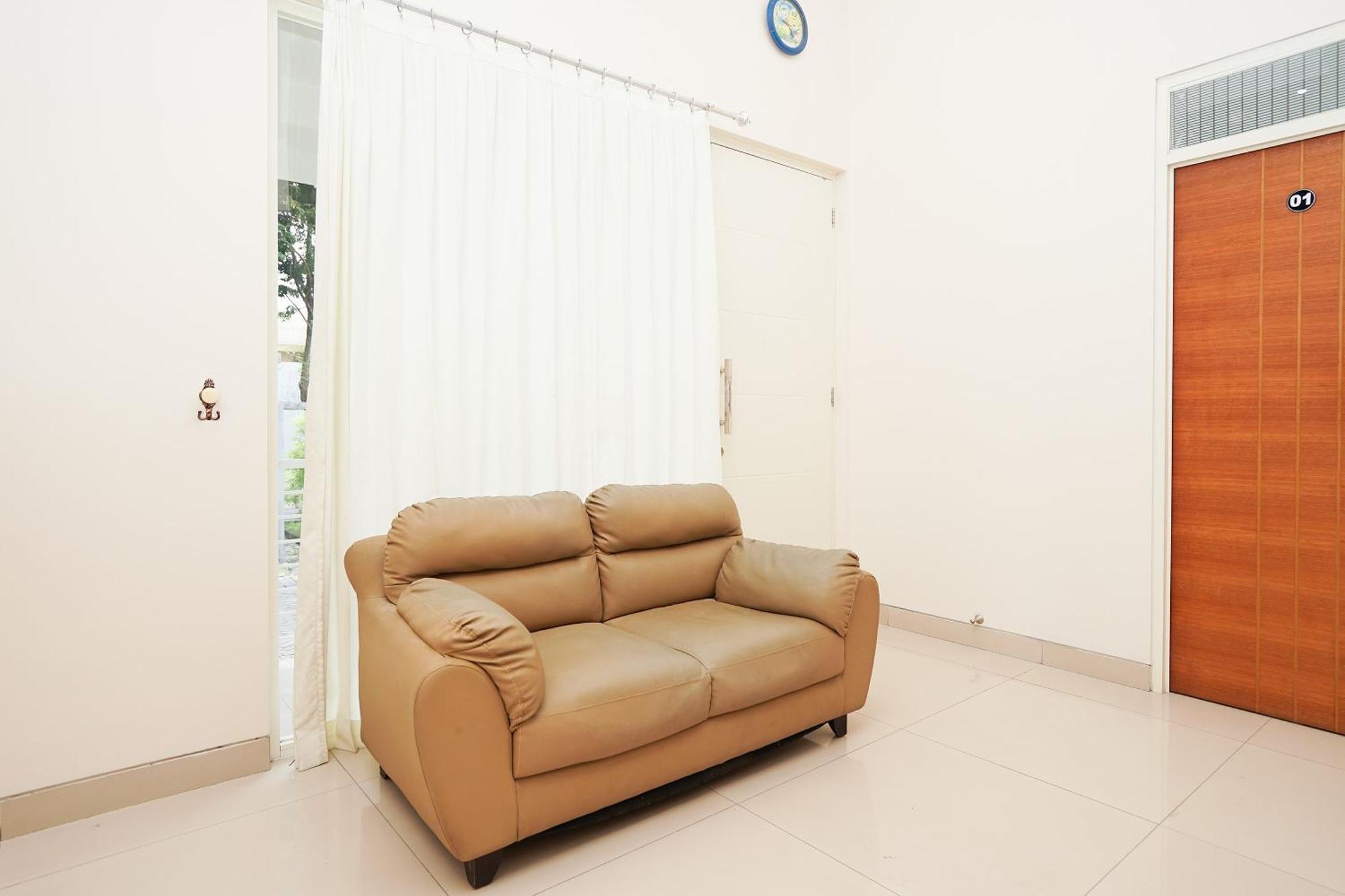 Oyo 782 Menjangan Residence At Citraland 1 Surabaya Exterior photo